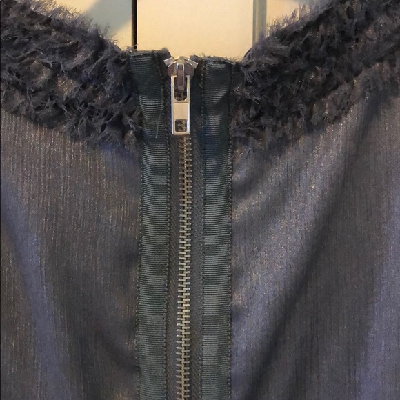 Slightly shimmering and a fluffy neckline - Picture 4 of 7